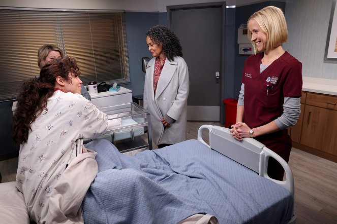 Nemocnice Chicago Med - Série 8 - On Days Like Today... Silver Linings Become Lifelines - Z filmu - Raquel Dominguez, Jessy Schram