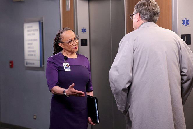 Chicago Med - On Days Like Today... Silver Linings Become Lifelines - Photos - S. Epatha Merkerson