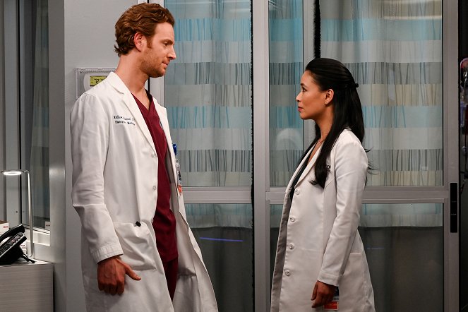 Chicago Med - It's an Ill Wind That Blows Nobody Good - Do filme - Nick Gehlfuss, T.V. Carpio