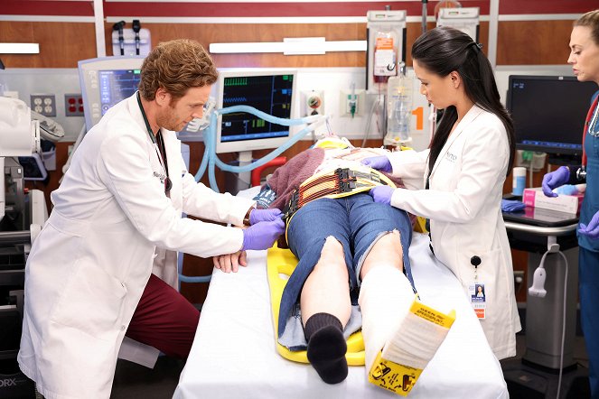 Chicago Med - It's an Ill Wind That Blows Nobody Good - Do filme - Nick Gehlfuss, T.V. Carpio