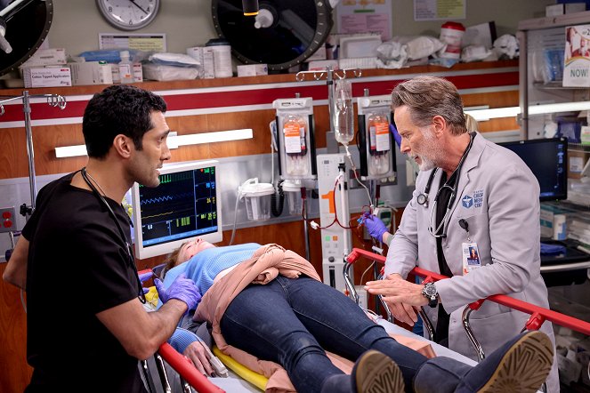 Chicago Med - We All Know What They Say About Assumptions - Filmfotók - Dominic Rains, Steven Weber