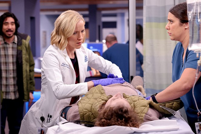 Chicago Med - We All Know What They Say About Assumptions - Photos - Jessy Schram, Lorena Diaz