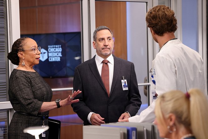Chicago Med - A Little Change Might Do You Some Good - Z filmu - S. Epatha Merkerson, Marc Grapey