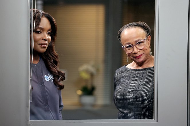 Chicago Med - A Little Change Might Do You Some Good - Photos - Marlyne Barrett, S. Epatha Merkerson