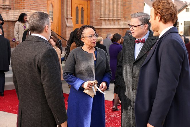 Chicago Med - This Could Be the Start of Something New - Photos - S. Epatha Merkerson, Oliver Platt, Nick Gehlfuss