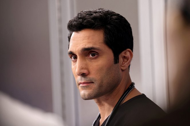 Chicago Med - Season 8 - This Could Be the Start of Something New - Van film - Dominic Rains