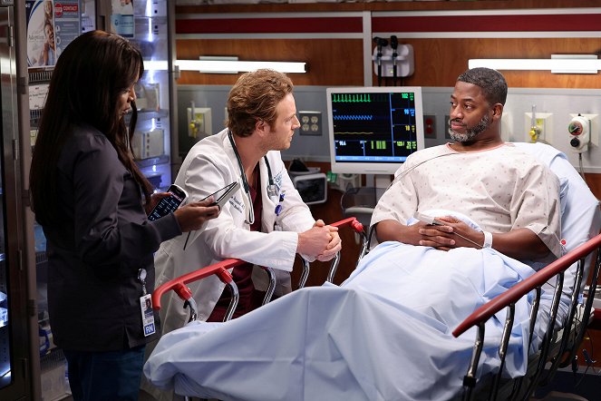 Chicago Med - Season 8 - Everyone's Fighting a Battle You Know Nothing About - Photos - Marlyne Barrett, Nick Gehlfuss