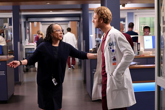 Chicago Med - Season 8 - Everyone's Fighting a Battle You Know Nothing About - Photos - S. Epatha Merkerson, Nick Gehlfuss