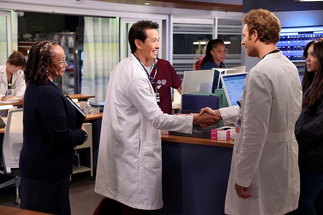 Chicago Med - Season 8 - Everyone's Fighting a Battle You Know Nothing About - Photos - S. Epatha Merkerson, Ivan Shaw, Nick Gehlfuss, Marlyne Barrett