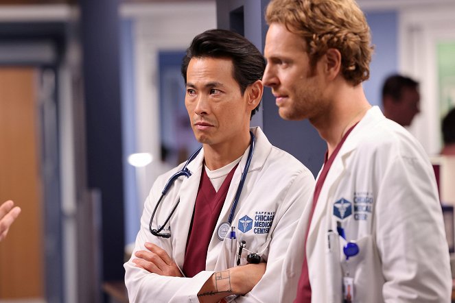 Chicago Med - Everyone's Fighting a Battle You Know Nothing About - Photos - Ivan Shaw, Nick Gehlfuss