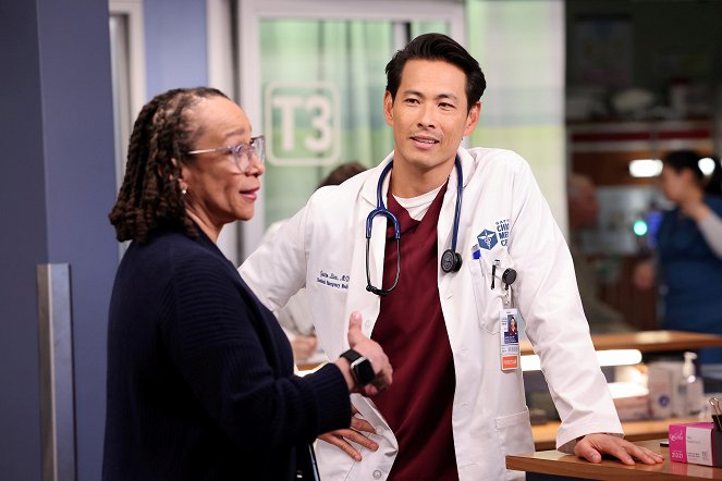 Chicago Med - Season 8 - Everyone's Fighting a Battle You Know Nothing About - Photos - S. Epatha Merkerson, Ivan Shaw
