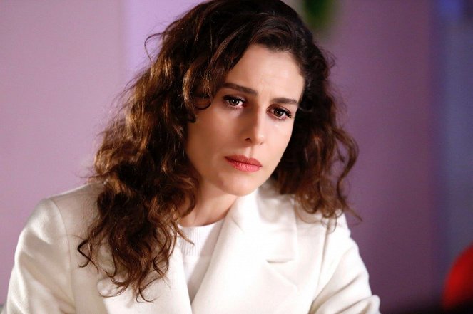 Falcon Crest - Episode 3 - Photos - Ebru Özkan Saban