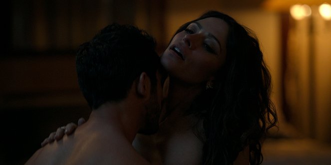 Sex/Life - Rodzinne strony - Z filmu - Sarah Shahi