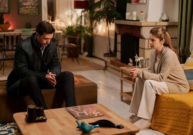 Girl in the Glass - Episode 24 - Photos - Feyyaz Şerifoğlu, Burcu Biricik