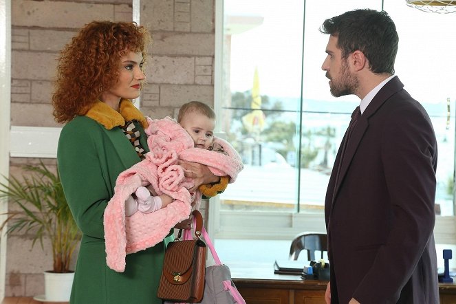 Üç Kız Kardeş - Season 2 - Kuvat elokuvasta