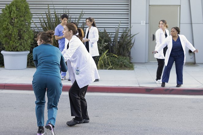 Grey's Anatomy - Training Day - Photos - Kate Walsh, Chandra Wilson