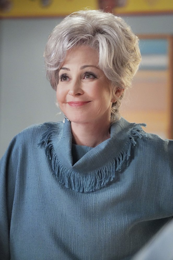Young Sheldon - A Launch Party and a Whole Human Being - Van film - Annie Potts