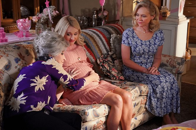 Young Sheldon - A Baby Shower and a Testosterone-Rich Banter - Van film - Annie Potts, Emily Osment, Rachel Bay Jones