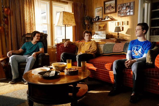 Young Sheldon - A Baby Shower and a Testosterone-Rich Banter - Film - Montana Jordan, Joe Apollonio, Iain Armitage