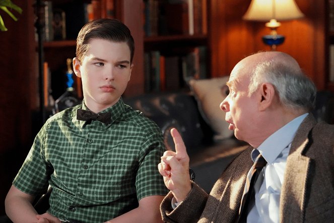 Young Sheldon - Ruthless, Toothless and a Week of Bed Rest - Van film - Iain Armitage, Wallace Shawn