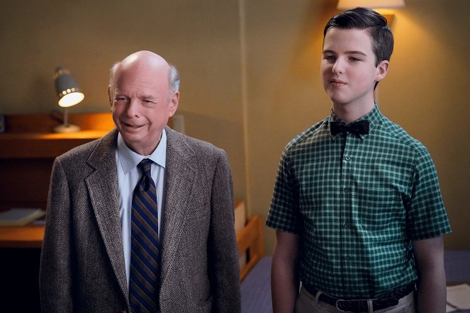 Young Sheldon - Ruthless, Toothless and a Week of Bed Rest - Film - Wallace Shawn, Iain Armitage
