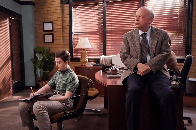 Young Sheldon - Ruthless, Toothless and a Week of Bed Rest - Film - Iain Armitage, Wallace Shawn