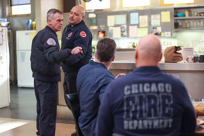 Chicago Fire - Season 11 - The First Symptom - Z filmu - David Eigenberg, Joe Minoso