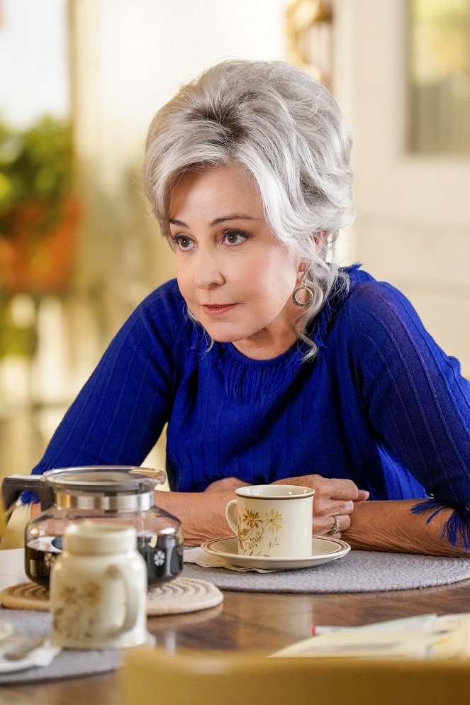 Young Sheldon - Passion's Harvest and a Sheldocracy - Van film - Annie Potts