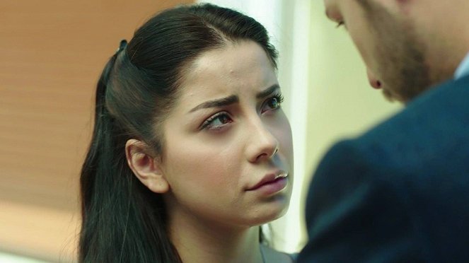 Kanatsız Kuşlar - Episode 7 - De la película - Melis Tüzüngüç