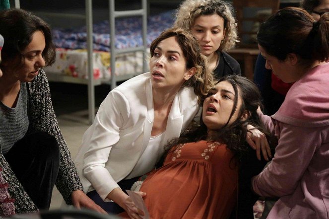 Cennet'in Gözyaşları - Episode 27 - De la película - Esra Ronabar