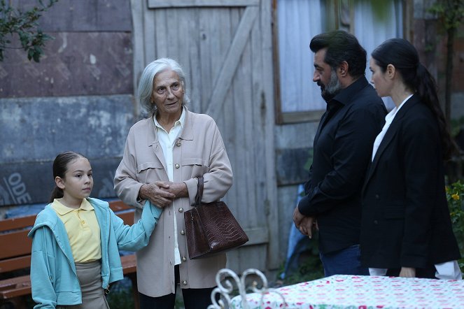 For My Family - Episode 5 - Photos - Aylin Akpınar, Yıldız Kültür, Celil Nalçakan