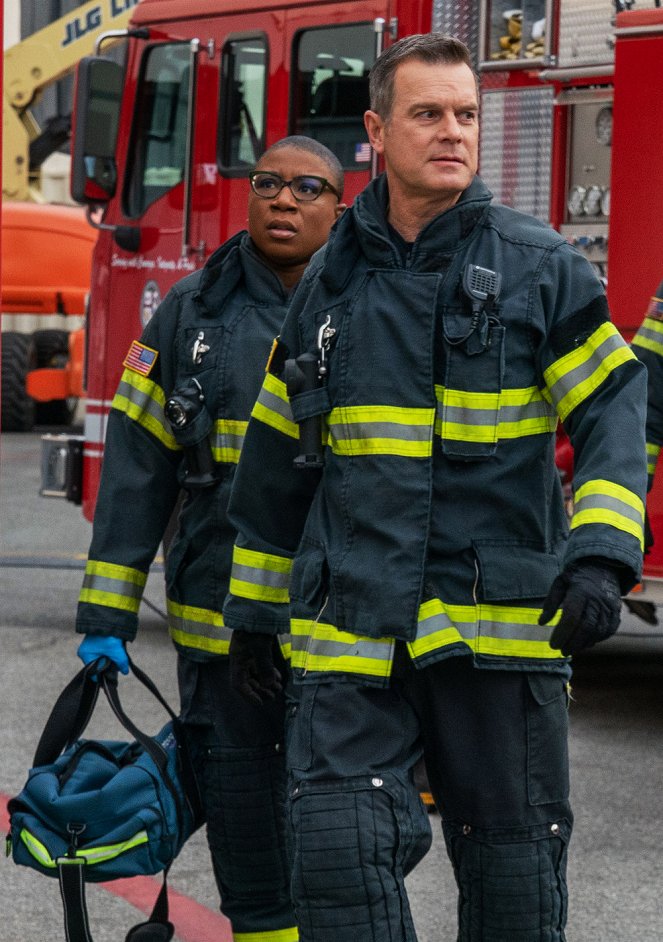 9-1-1 Notruf L.A. - Mixed Feelings - Filmfotos - Aisha Hinds, Peter Krause