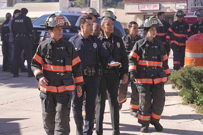 911-Texas - Húzd balra - Filmfotók - Rob Lowe, Rafael L. Silva, Gina Torres, Natacha Karam