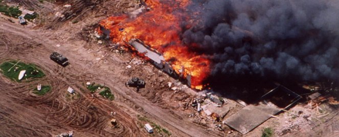 Masakr ve Waco - Oheň - Z filmu