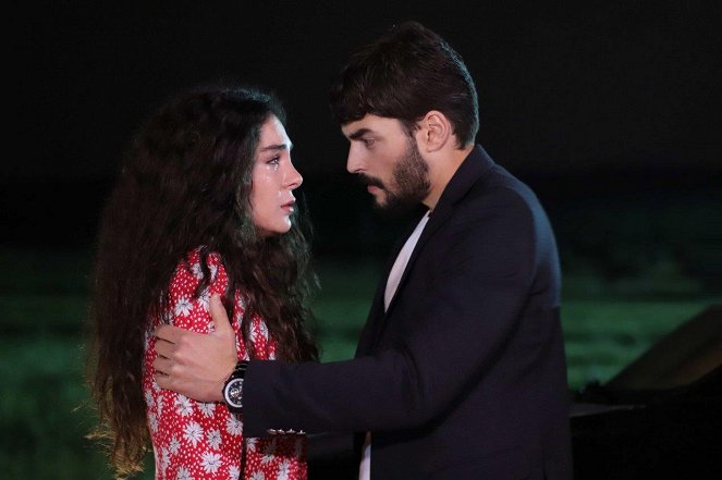 Inconstant Love - Episode 11 - Photos - Ebru Şahin, Akın Akınözü