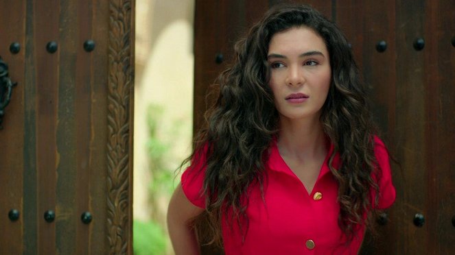 Hercai - Episode 12 - Photos - Ebru Şahin