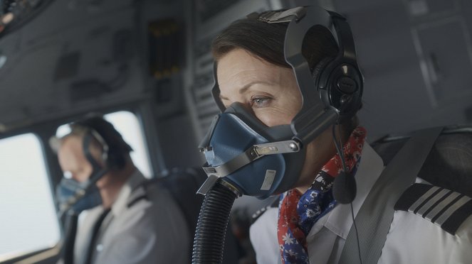 Mayday - Alarm im Cockpit - Season 21 - Katastrophe in der Kabine - Filmfotos - Stephanie Belding