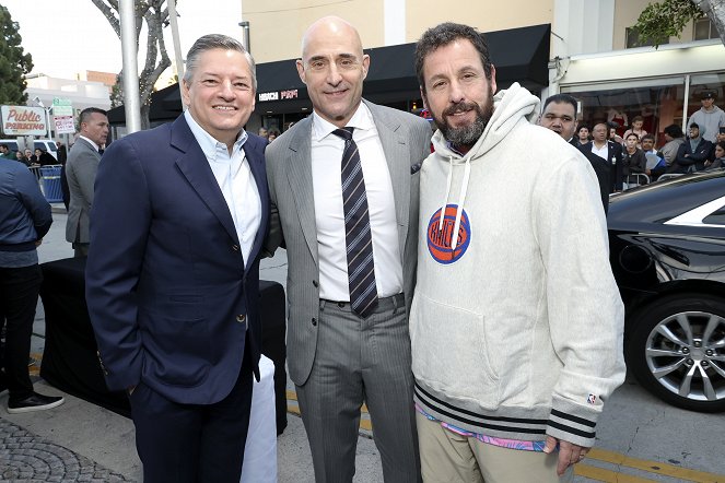 Murder Mystery 2 - Veranstaltungen - Netflix Premiere of Murder Mystery 2 on March 28, 2023 in Los Angeles, California - Ted Sarandos, Mark Strong, Adam Sandler