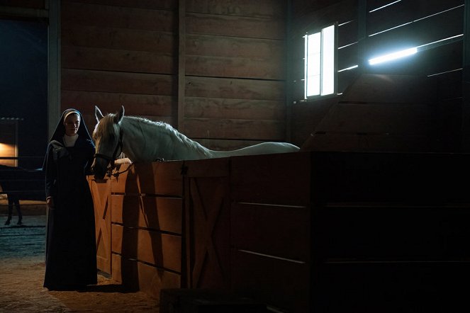 Mrs. Davis - Mother of Mercy: The Call of the Horse - Do filme - Betty Gilpin