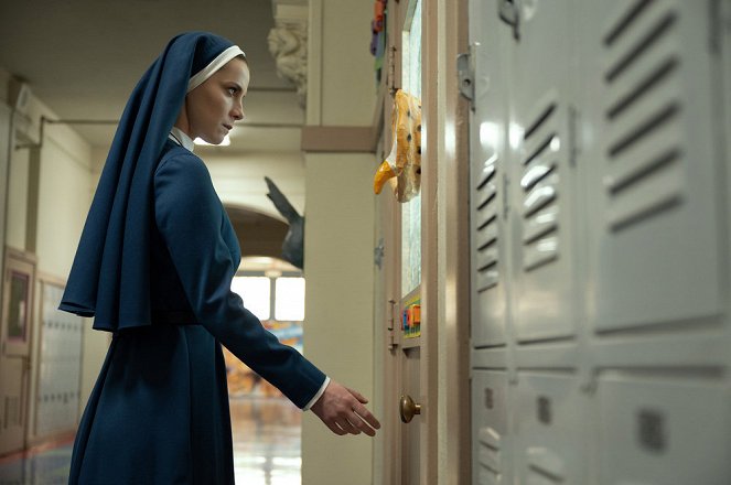Mrs. Davis - Mother of Mercy: The Call of the Horse - Do filme - Betty Gilpin