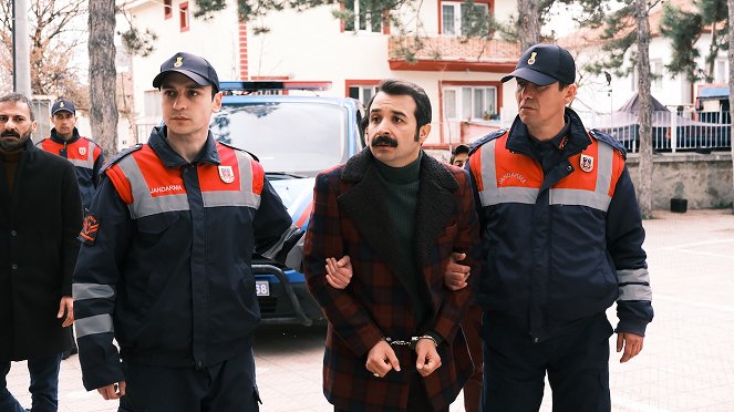 Gönül Dağı - Bizi Ayıran Çizgi - De la película - Eser Eyüboğlu