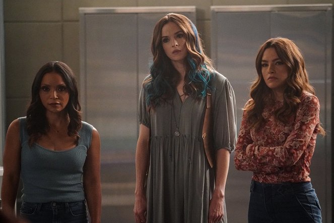 The Flash - Rogues of War - Photos - Danielle Nicolet, Danielle Panabaker, Kayla Compton