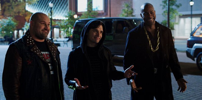 The Flash - Season 9 - The Mask of the Red Death (2) - Filmfotos - Max Adler, Andy Mientus, Damion Poitier
