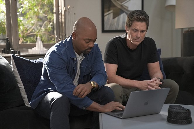 9-1-1: Lone Star - Season 4 - Tongues Out - Filmfotos - Brian Michael Smith, Rob Lowe