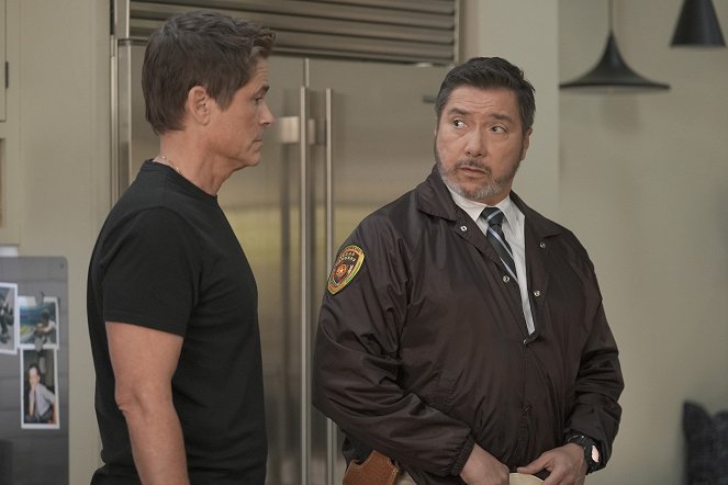 9-1-1: Lone Star - Tongues Out - Van film - Rob Lowe, Benito Martinez
