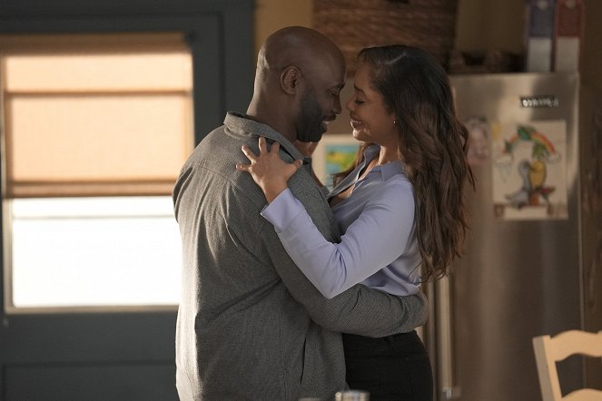 9-1-1: Lone Star - Season 4 - Tongues Out - Photos - D.B. Woodside, Gina Torres