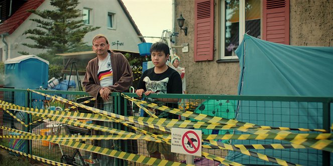 Doppelhaushälfte - Invasion - De la película - Milan Peschel, Hoang Minh Ha