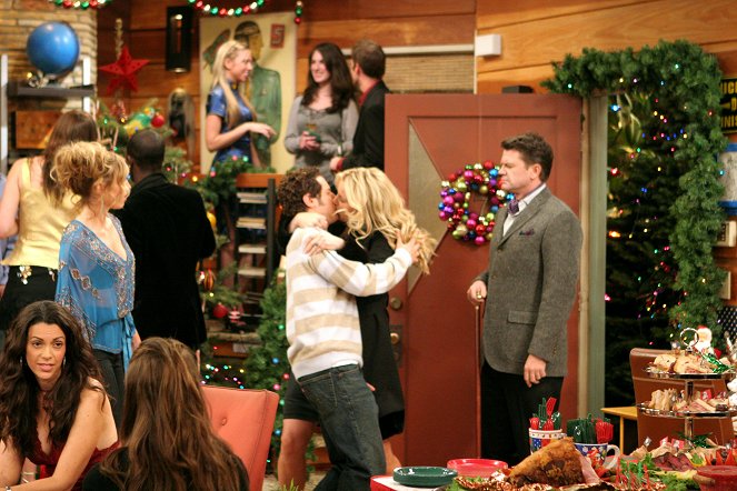 Joey - Season 2 - Joey and the Christmas Party - Photos - Paulo Costanzo, Jennifer Coolidge, John Michael Higgins