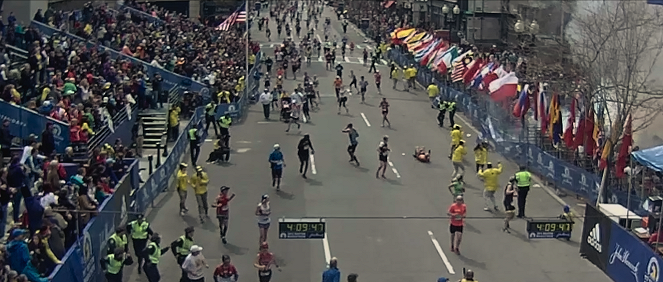 Americká štvanice: Útok na Bostonský maraton - Bílá kšiltovka, černá kšiltovka - Z filmu