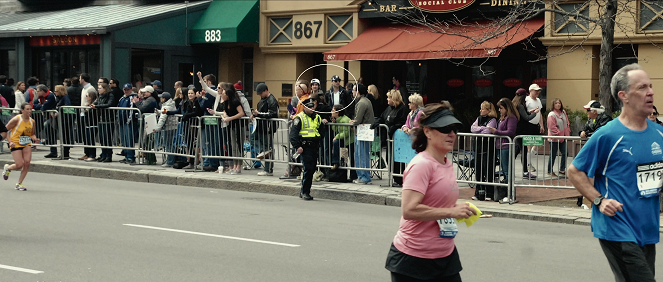 Americká štvanice: Útok na Bostonský maraton - Bílá kšiltovka, černá kšiltovka - Z filmu